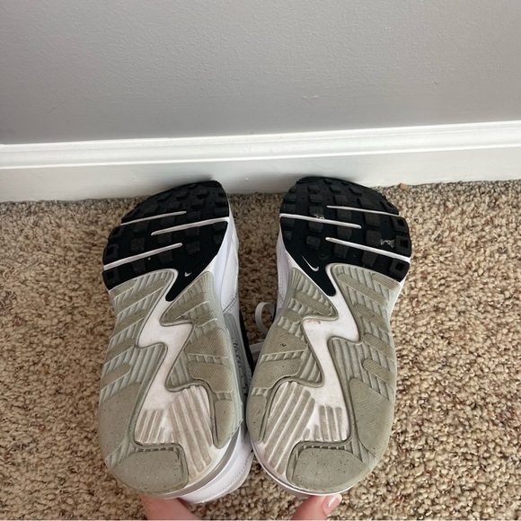 Men’s Nike White and Black Air Max Sneakers - Picture 6 of 7